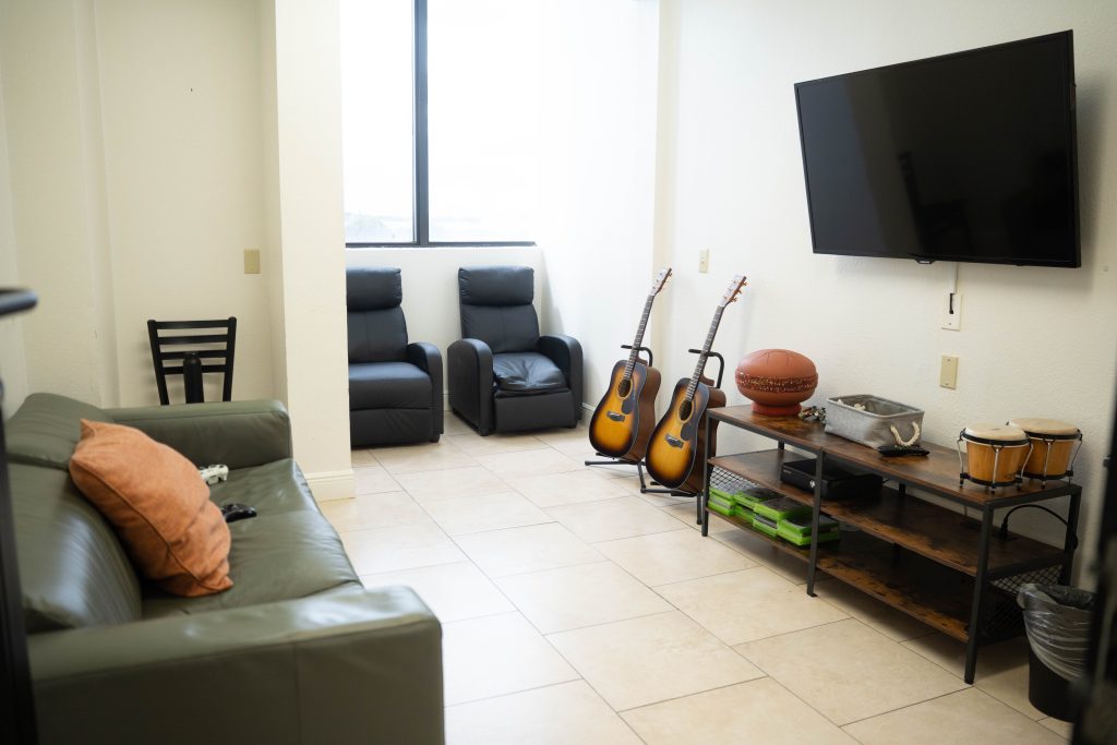 Serene outdoor space at Miramar FL rehab center